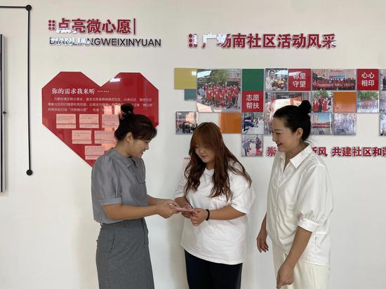 2025年8月27日，广场南社区为刚刚考入长春师范大学的优秀学子夏伊热·图尔迪同学慈善捐赠助学金1000元。