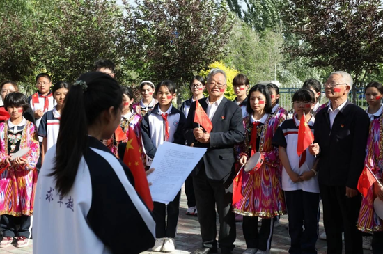 努尔孜亚木·努尔麦麦提在民族联谊活动中分享自己与徐金石爷爷之间的温情故事。何瑞娜 摄