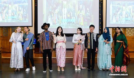 图为6月15日，贵州大学留学生在活动现场合唱《明天会更好》。贵州省科协供图