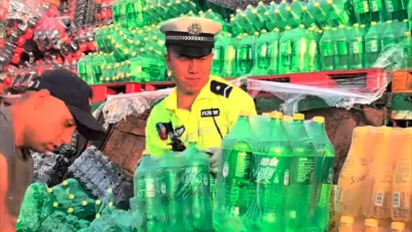 新疆：高速货车散落价值15万元货物 巡逻交警及时处置