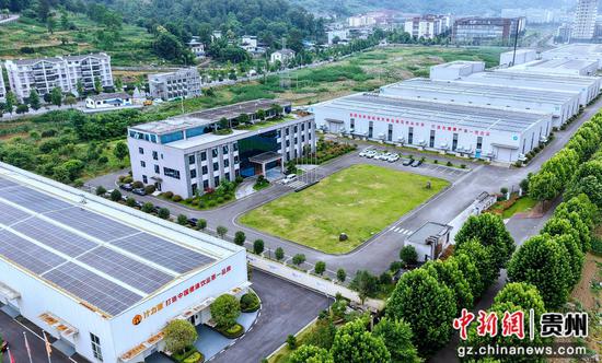 6月16日，在道真自治县上玉工业园区拍摄的光伏发电项目（无人机照片）。