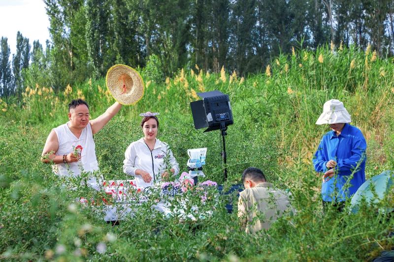 本地网红直播间伴着乡土曲调自编助农小曲,悠扬歌声吸引大量网友驻足。 本地网红直播间伴着乡土曲调自编助农小曲,悠扬歌声吸引大量网友驻足。