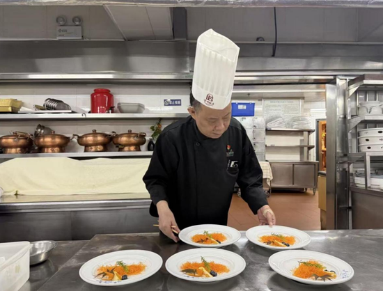 贵州饭店厨师长鲍忠在摆盘 贵州饭店厨师长鲍忠在摆盘