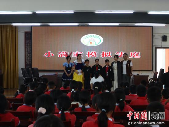 图为模拟法庭现场。