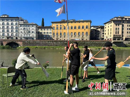五常龙舟队人员教意大利友人划龙舟。五常街道供图 五常龙舟队人员教意大利友人划龙舟。五常街道供图