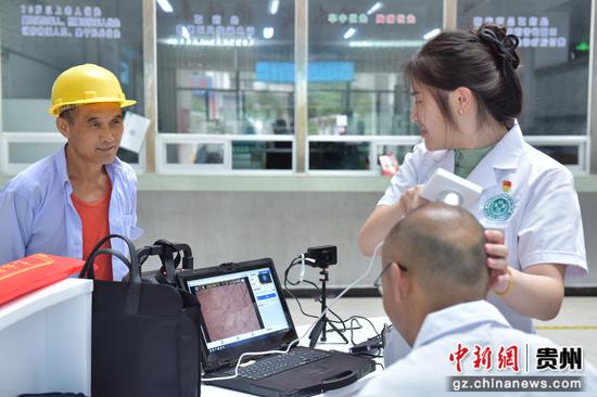 调试设备 医生通过皮肤镜和设备，与三甲医院远程连线会诊。