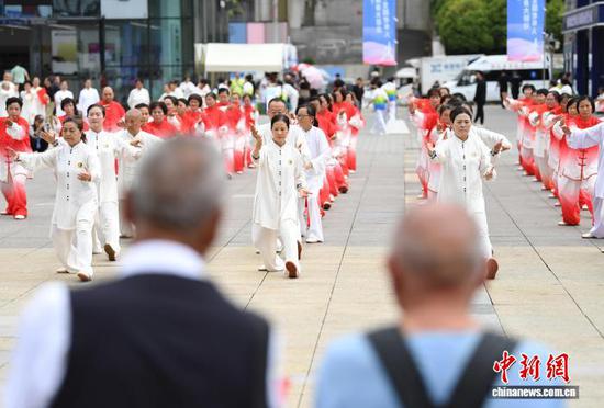 图为太极爱好者正进行太极拳展示。赵松 摄