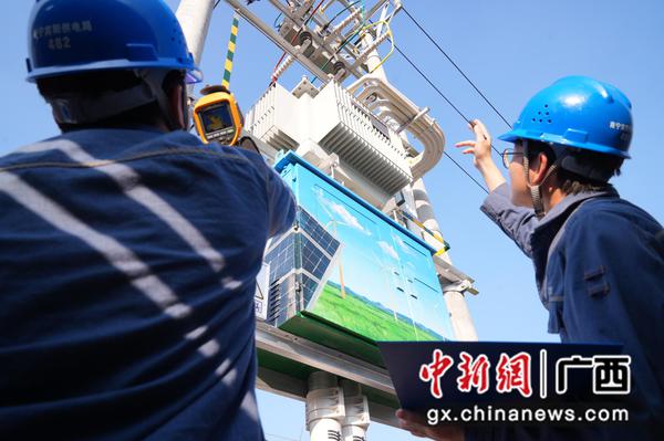 南宁宾阳供电局工作人员对古辣镇古辣社区智能台区变压器进行测温检查。陈伯鑫 摄