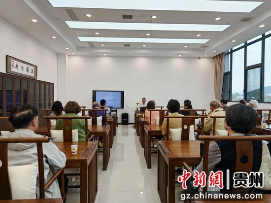 参访团在在贵州中华文化学院听取讲座。