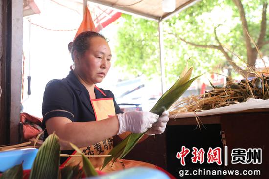 摊主正在包制粽子