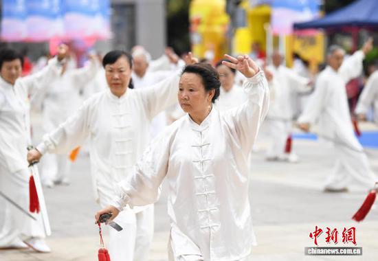 图为太极爱好者正进行32式太极剑展示。6月18日，2026年全国老年人太极拳健身大联动贵阳分会场活动在贵阳市举行。800余名老年太极拳爱好者齐聚一堂，以拳会友、共展银龄风采。本次活动由中国老年人体育协会统一部署，中共贵阳市委社会工作部、贵阳市体育局、贵阳市体育总会联合主办。活动以“太极神韵展风采，全民健身乐开怀”为主题，旨在深入贯彻全民健身战略，积极应对人口老龄化，推动太极拳运动在基层普及推广。赵松 摄