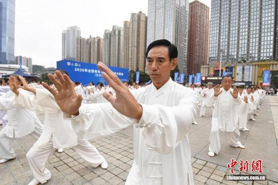 图为太极爱好者正进行健身气功八段锦展示。赵松 摄