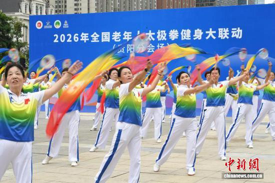 图为太极爱好者正进行柔力球展示。赵松 摄