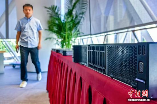 中科曙光新一代通用高性能计算平台近日亮相。图为2U风冷标准双路机架式服务器。 记者 佟郁 摄 中科曙光新一代通用高性能计算平台近日亮相。图为2U风冷标准双路机架式服务器。 记者 佟郁 摄