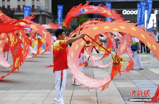 图为太极爱好者正进行舞龙展示。赵松 摄