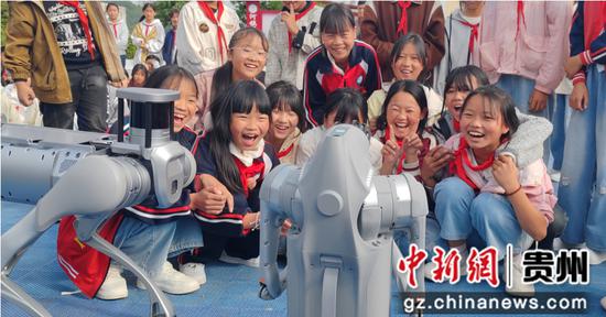 图为同学和机器狗互动 邓朝云摄