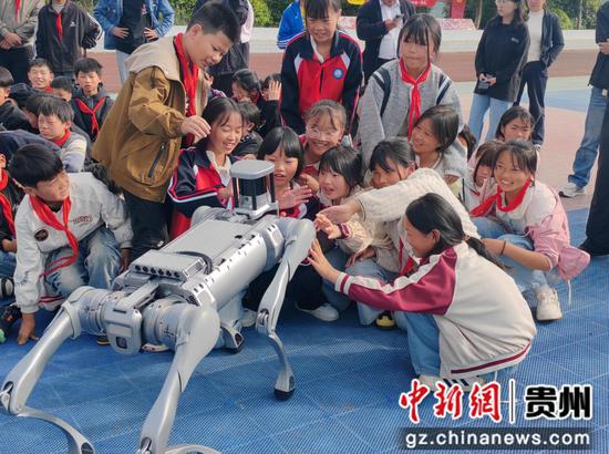 图为同学和机器狗互动 邓朝云摄