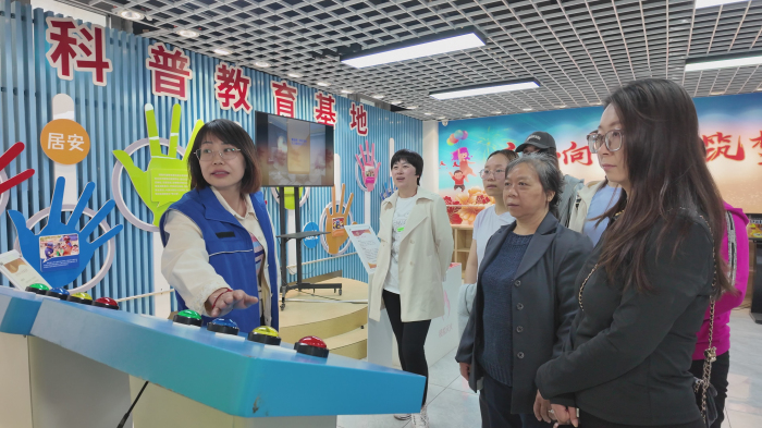 图为社区居民组织居民开展消防科普学习。