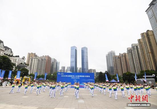 图为太极爱好者正进行广场舞展示。赵松 摄