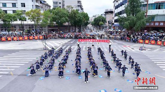 图为惠水县2026年端午“游百病”启动仪式暨“非遗里的好花红”民族大联欢现场。惠水县融媒体中心供图
