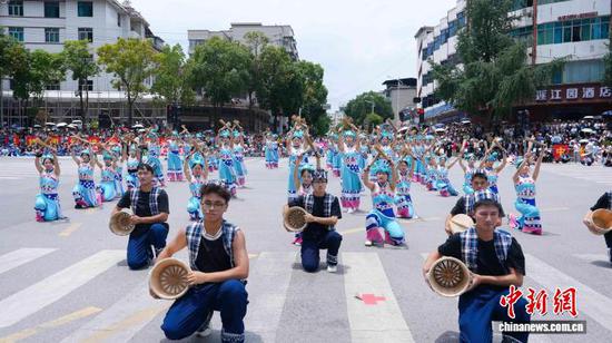 图为惠水县2026年端午“游百病”启动仪式暨“非遗里的好花红”民族大联欢现场。惠水县融媒体中心供图
