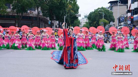 图为惠水县2026年端午“游百病”启动仪式暨“非遗里的好花红”民族大联欢现场。惠水县融媒体中心供图