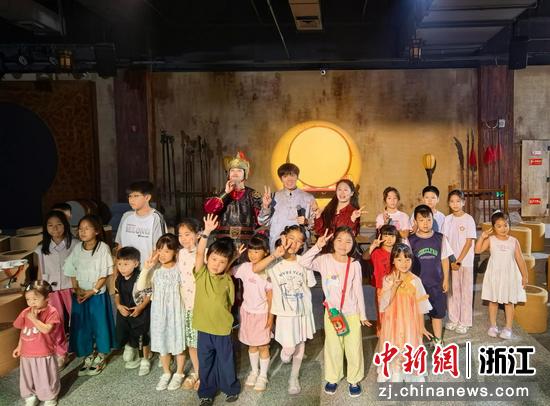 6月19日,游客与演员合影。(主办方供图) 6月19日,游客与演员合影。(主办方供图)