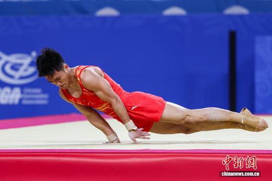 6月18日，第13届亚洲体操锦标赛和第19届亚洲青年体操锦标赛在贵州省遵义市新蒲新区开赛。此次赛事男子项目率先开赛，女子项目比赛将于6月25日开始。其中，成年组与青年组单项决赛交替登场，两项赛事共有20多个国家和地区的体操健儿参赛。图为中国选手李鸿颜在“男子成年组团体、个人全能决赛暨单项预赛”自由体操比赛中。中新社记者 瞿宏伦 摄