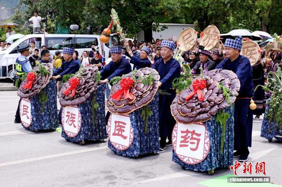 图为惠水县2026年端午“游百病”启动仪式暨“非遗里的好花红”民族大联欢现场。惠水县融媒体中心供图