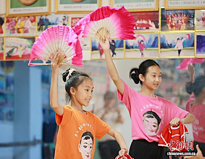 广西夫妻开设公益班 让彩调“返老还童”