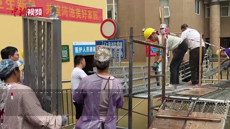 广西河池遭雨水侵袭 当地医院紧急转移被困人员