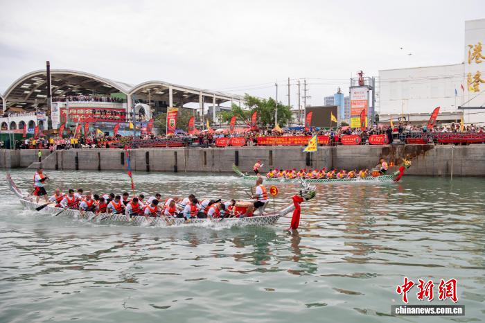 广西北海侨乡端午龙舟赛赛出“新景”