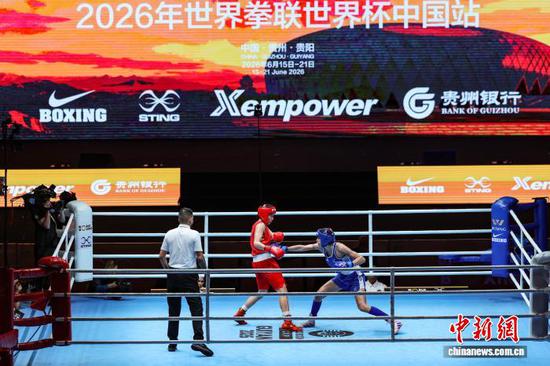 6月21日,在贵州省贵阳市举行的2026年世界拳联世界杯中国站进入决赛日,男子和女子各重量级别分别展开冠、亚军争夺战。据悉,本届赛事是世界拳联世界杯首次落户中国,中国、美国、巴西等40个国家和地区的代表队参赛。图为中国选手杨柳(红衣)在女子70公斤级决赛中战胜法国选手MAELYS RICHOL获得冠军。中新社记者 瞿宏伦 摄 6月21日,在贵州省贵阳市举行的2026年世界拳联世界杯中国站进入决赛日,男子和女子各重量级别分别展开冠、亚军争夺战。据悉,本届赛事是世界拳联世界杯首次落户中国,中国、美国、巴西等40个国家和地区的代表队参赛。图为中国选手杨柳(红衣)在女子70公斤级决赛中战胜法国选手MAELYS RICHOL获得冠军。中新社记者 瞿宏伦 摄