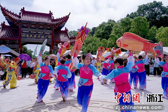 广场上载歌载舞。 主办方 供图 广场上载歌载舞。 主办方 供图