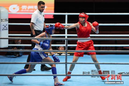 图为中国选手杨柳(红衣)在女子70公斤级决赛中战胜法国选手MAELYS RICHOL获得冠军。中新社记者 瞿宏伦 摄 图为中国选手杨柳(红衣)在女子70公斤级决赛中战胜法国选手MAELYS RICHOL获得冠军。中新社记者 瞿宏伦 摄