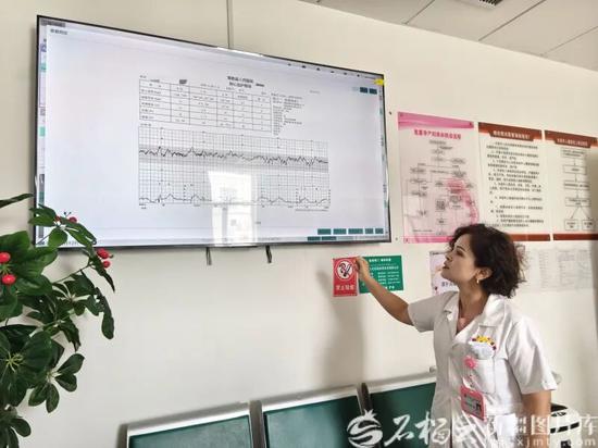 碧佳娜提在办公室实时查看所有产房、门诊孕妇的胎心情况。石榴云/新疆日报记者 张婷摄