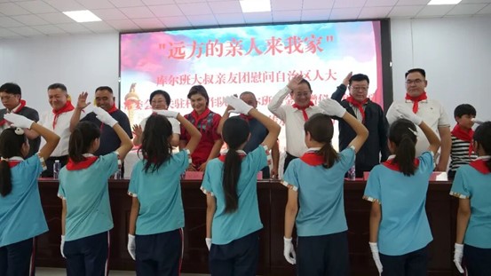 库尔班·吐鲁木大叔亲友团一行来叶城县开展公益基金捐赠暨红色宣讲活动