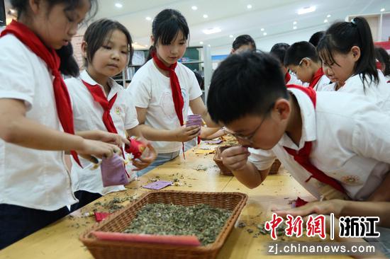 学生们识别中药材。 黄婷 摄 学生们识别中药材。 黄婷 摄