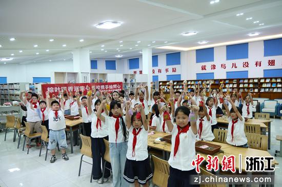 学生们展示亲手制作的香包。 黄婷 摄 学生们展示亲手制作的香包。 黄婷 摄