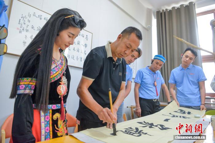 闽台疆青年共书“两岸一家亲”