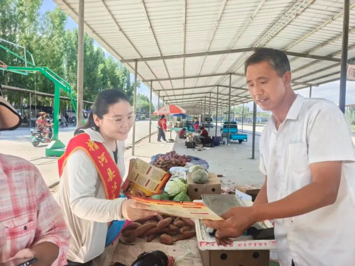 精河县托里镇：集市上摆起了“普法摊”