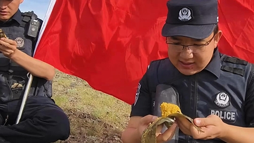 新疆塔城：端午节戍边民警巡逻路上吃粽子