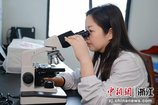 紫光环保下属子公司临海紫光工艺主管、工程师王玲兰。杭钢集团&nbsp;供图