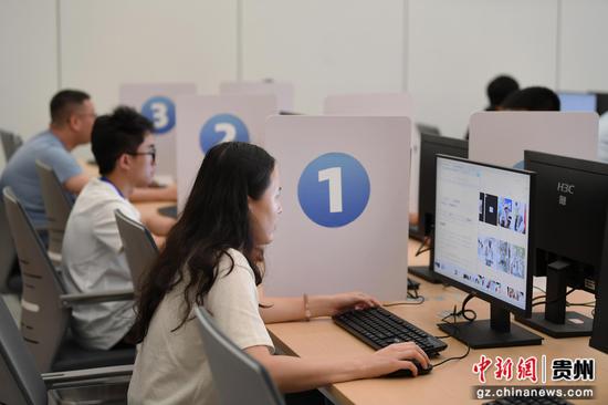 6月22日，在贵阳贵安2026年职业技能大赛暨贵阳市第五届“筑城工匠杯”职工技能竞赛人工智能工程技术赛项现场，参赛选手正进行图像数据处理。