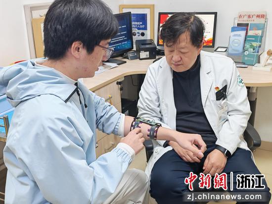李圣杰(左)正在向专业人士作项目展示。 (主办方供图) 李圣杰(左)正在向专业人士作项目展示。 (主办方供图)