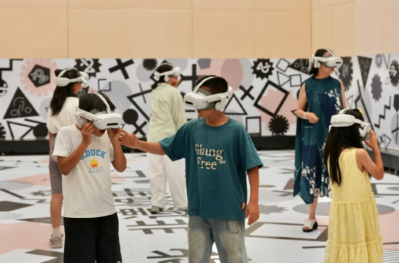 学生沉浸式体验《西游记》VR。