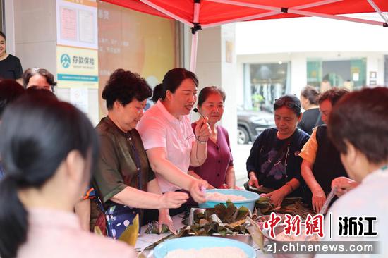 近日，温州银行网点开展端午节包粽子活动。黄艳丹&nbsp;供图