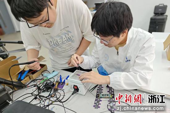 李圣杰(右)和同学一起开展项目攻关。(主办方供图) 李圣杰(右)和同学一起开展项目攻关。(主办方供图)