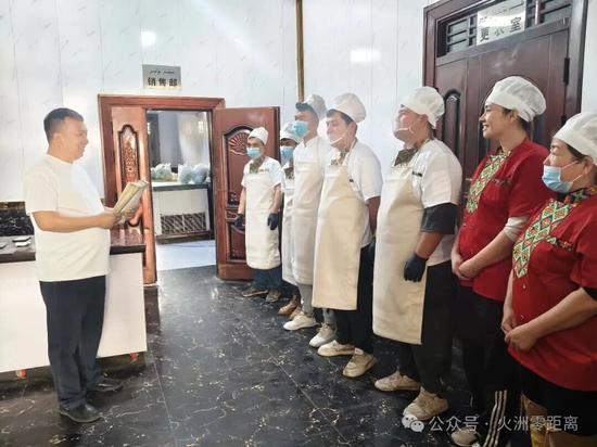 艾尼瓦尔·吾斯曼为员工宣讲安全生产规章制度。