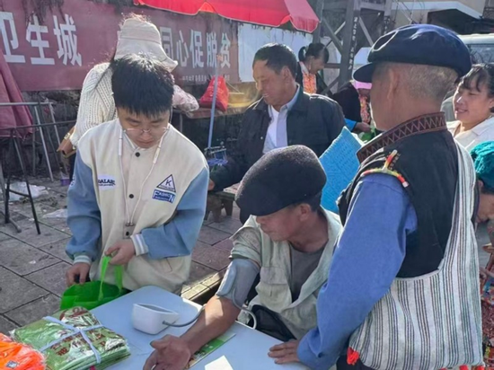张稳超和同事们进行下乡宣传高血压e